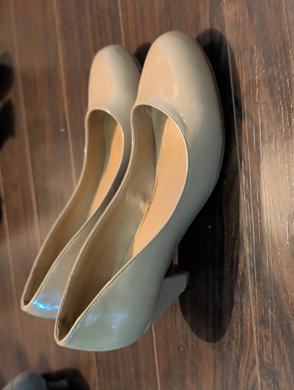 Zigi Soho Women's Cream Patent Round-Toe Heels